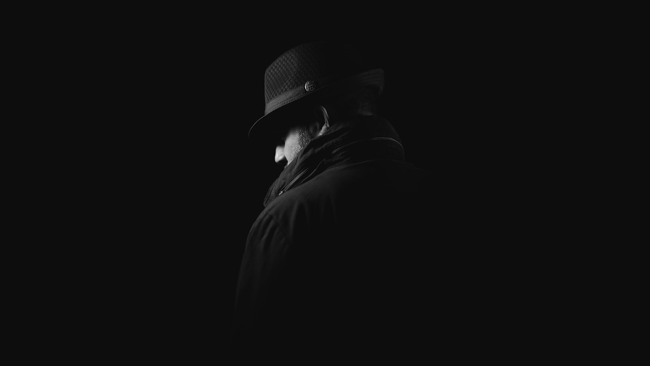 Come può farsi conoscere un detective al giorno d’oggi?
